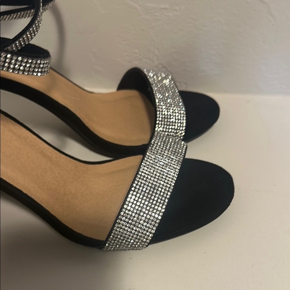 Daisy Fuentes Black and Silver Strappy Heels - Picture 6 of 6